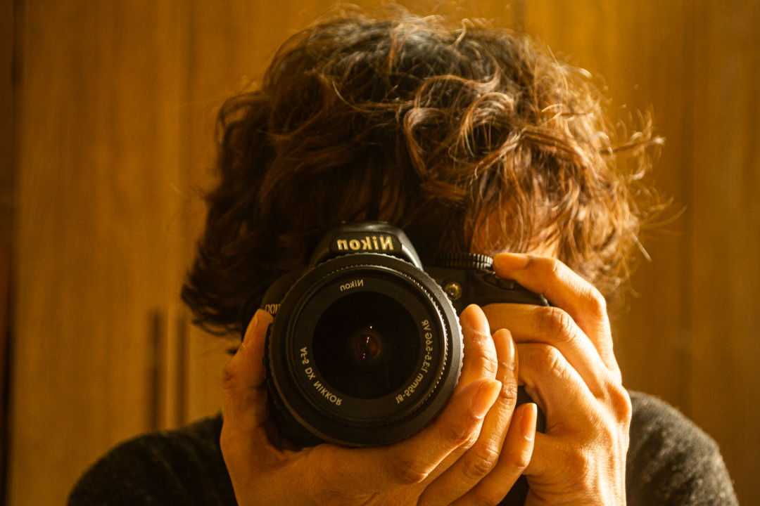 Fotógrafa Sheila Barcellos registrando um ensaio feminino