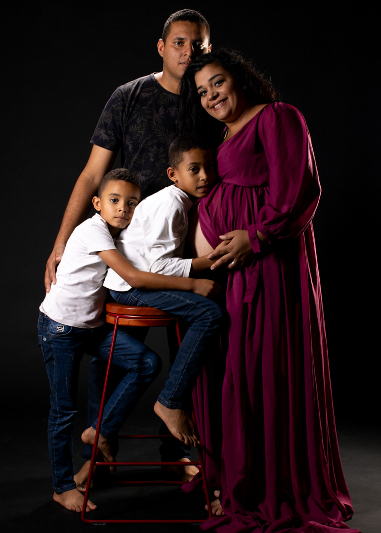 Ensaio de família, com a modelo e seus familiares em uma composição afetuosa e natural